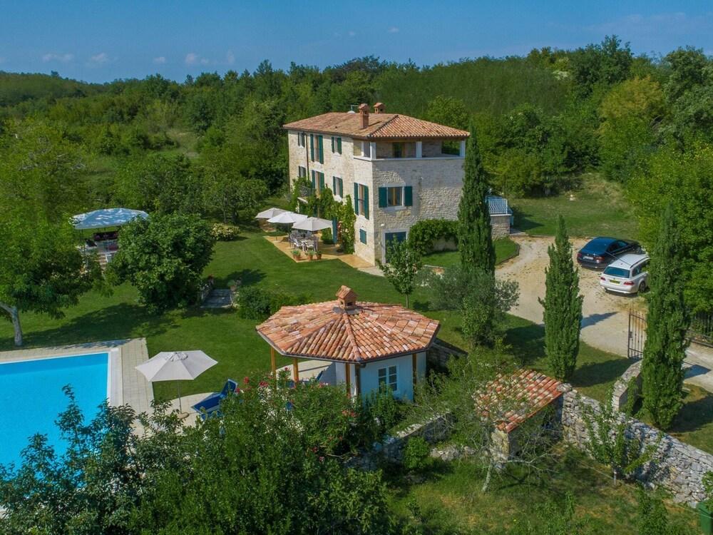 A Spacious Stone House With Heated Infinity-pool, Only 20 Min. to the Sea Exterior