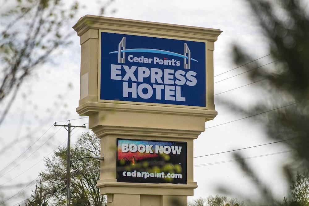 Cedar Point's Express Hotel Exterior