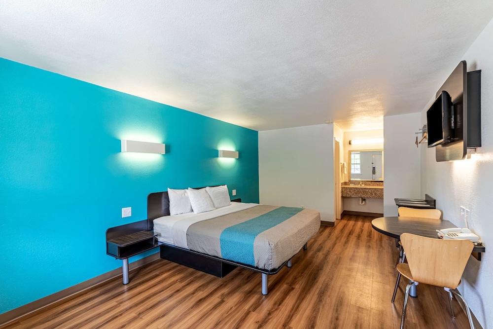 Motel 6 Georgetown, TX Room