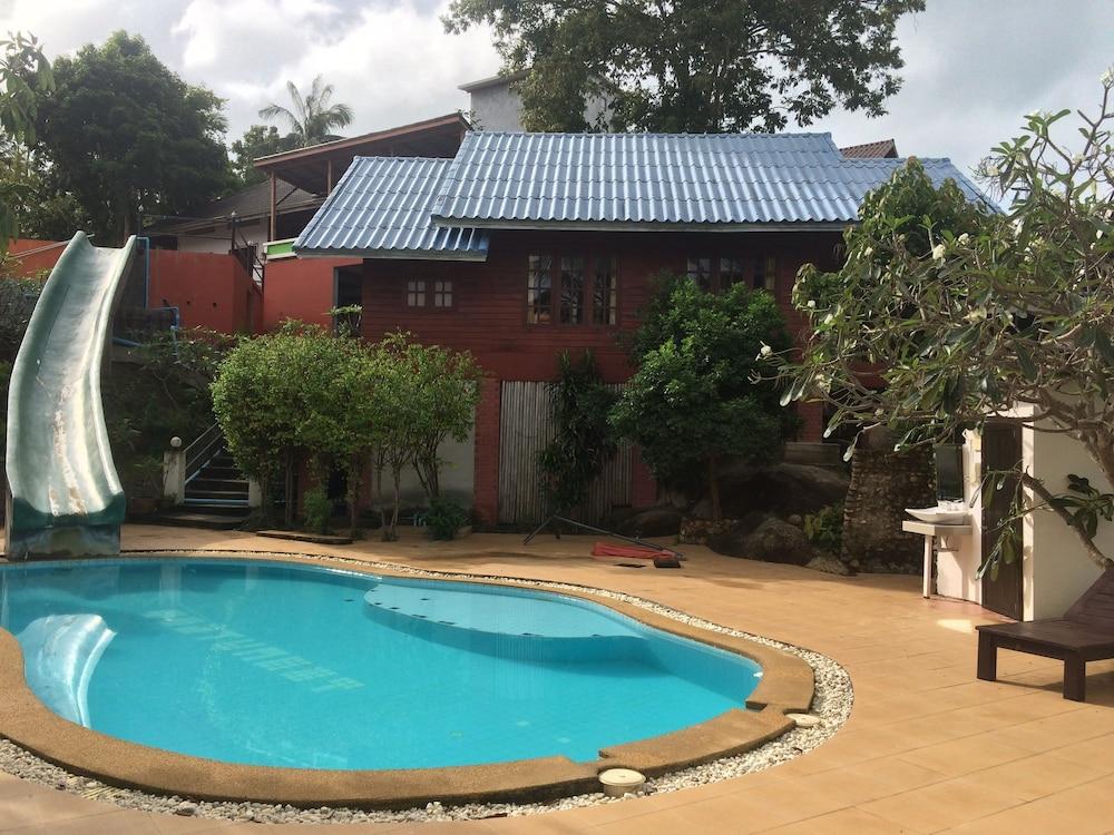 Tharathip Resort Pool