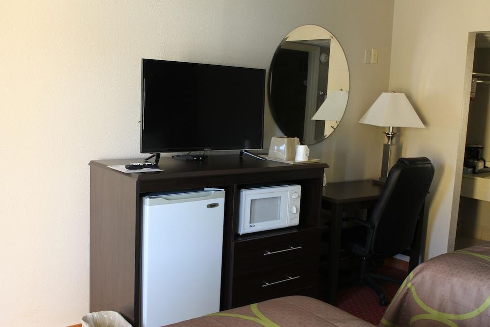 Super 8 by Wyndham Locust Grove Room