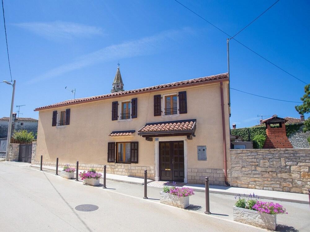 Detached House With Pool in the Center of Tar Near the Sea Exterior