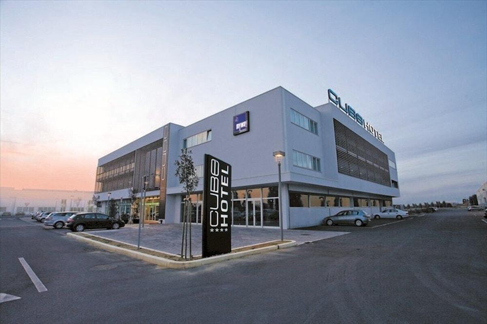 Hotel Cube Exterior