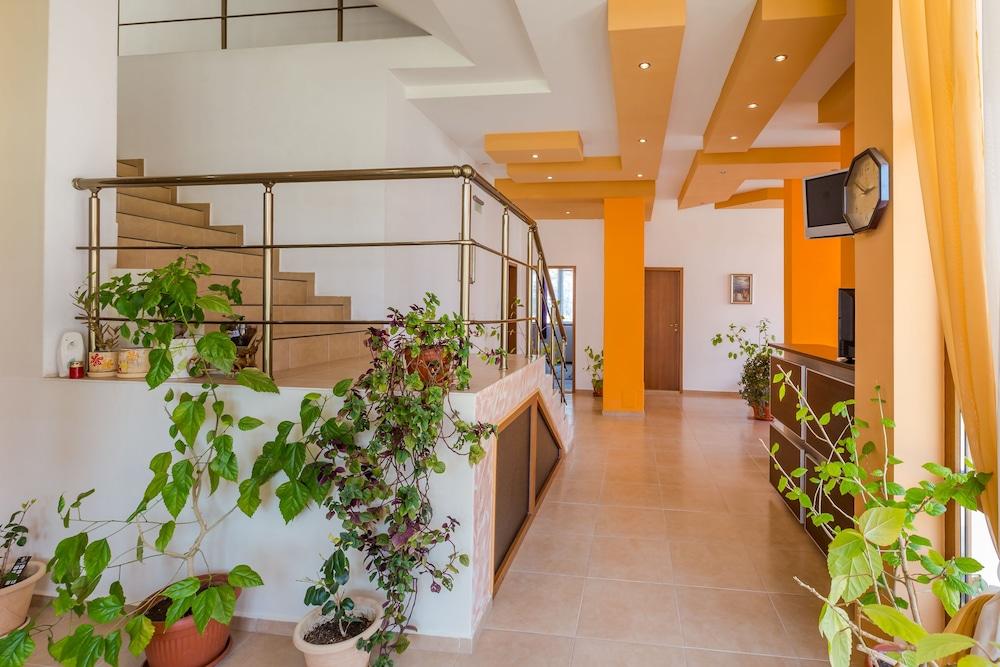 Triple Room in Dafinka Guest House Interior Entrance