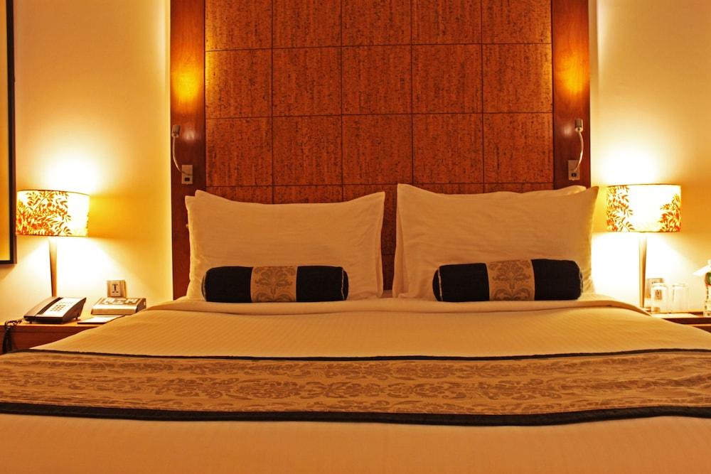 Fortune Select SG Highway Ahmedabad Room