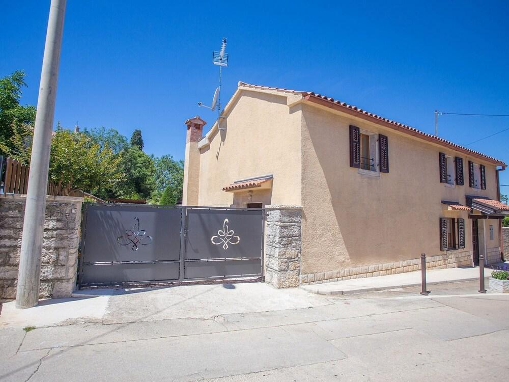 Detached House With Pool in the Center of Tar Near the Sea Exterior