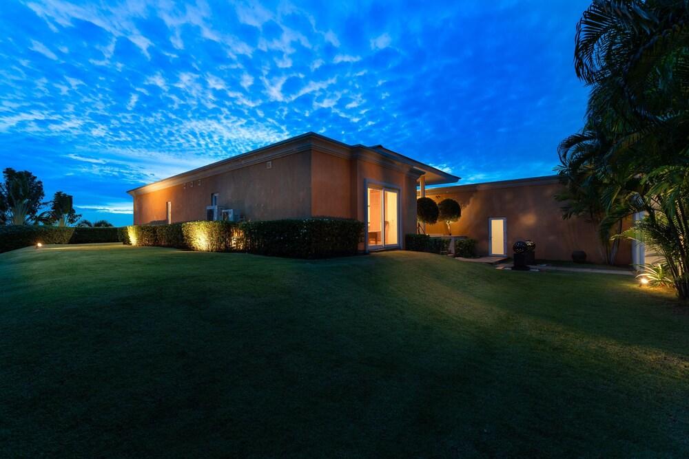 Sunset View Luxury Pool Villa Property Grounds