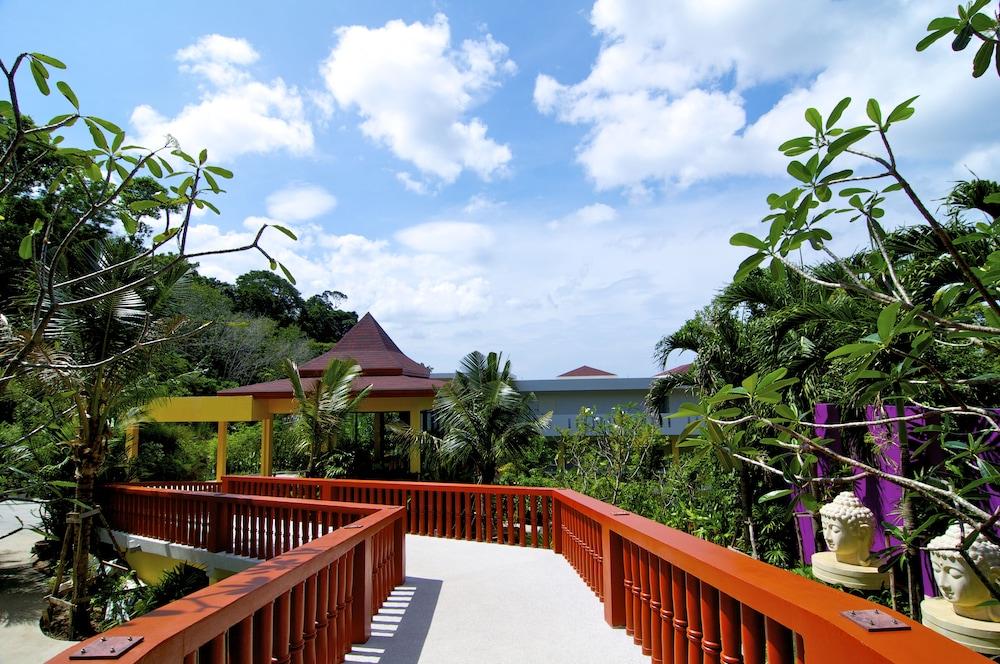 Grand Bleu Ocean View Pool Suite Property Grounds