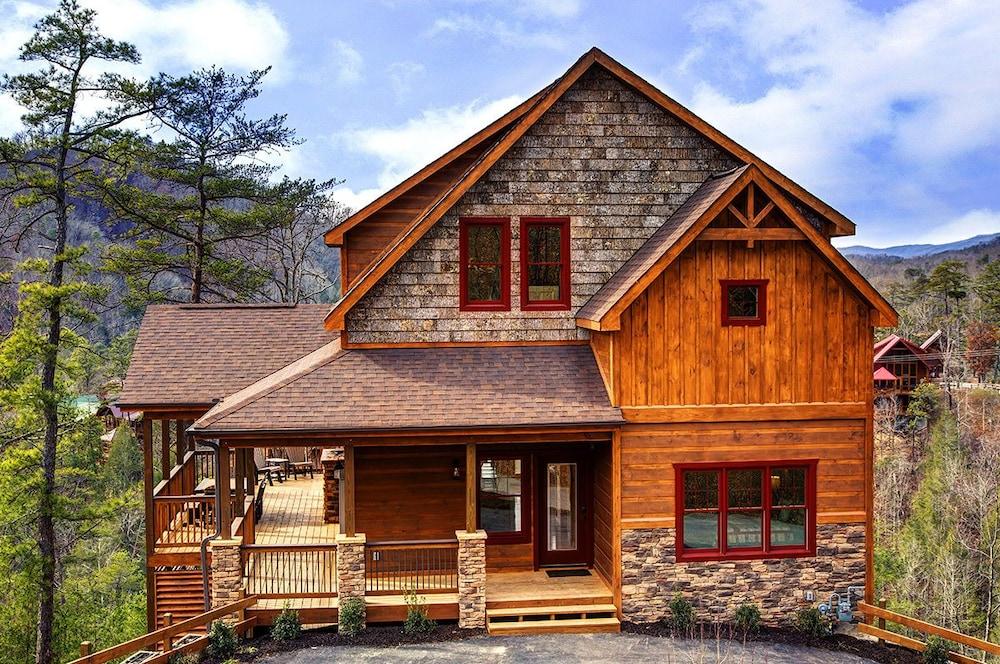 A River Runs Through It - 3 Bedrooms, 3 Baths, Sleeps 12 Cabin by RedAwning Featured Image