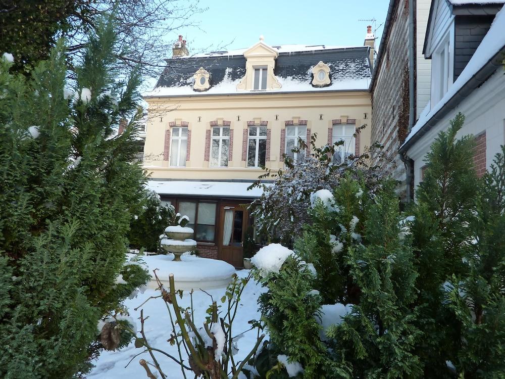 Coq Hôtel Property Grounds