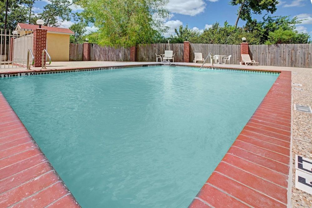 Super 8 by Wyndham LaPorte Waterslide