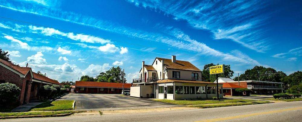 Coach House Featured Image