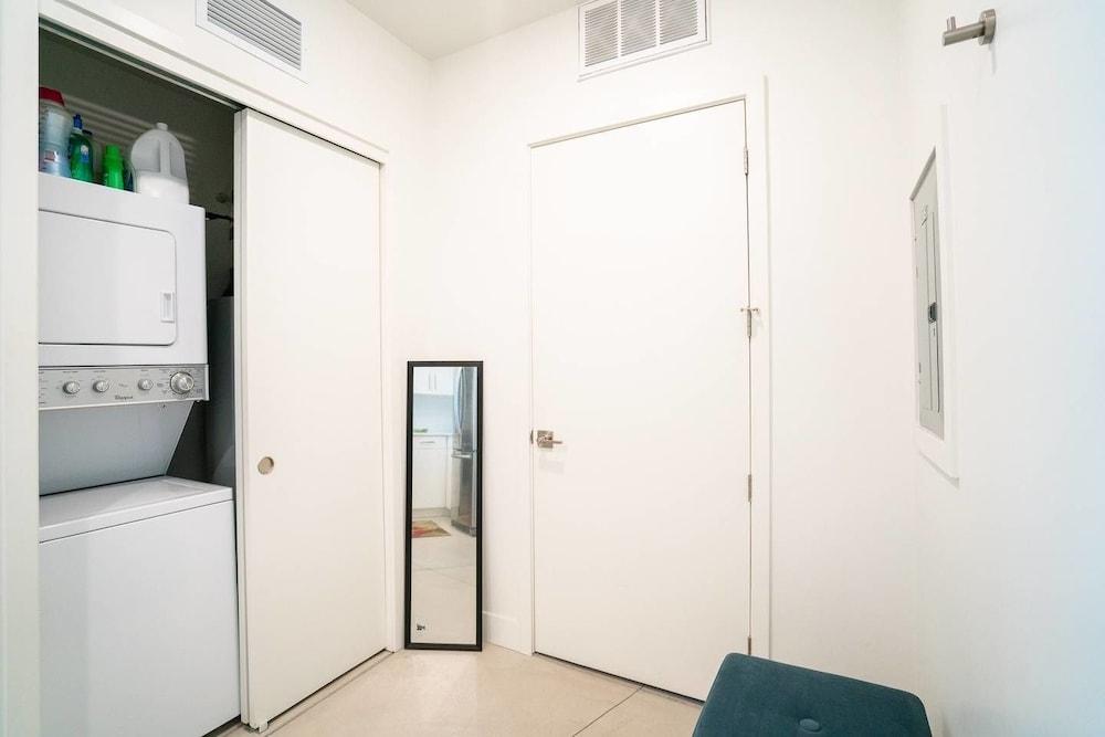 مينيماليست آند ألورينج كوندو، ووك تو مايل هاي غرفة