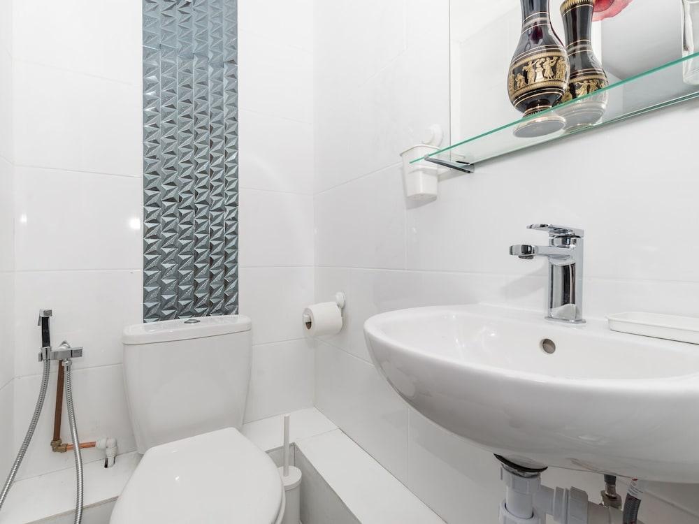 Simplistic Apartment in Croydon near Wandle Park Bathroom