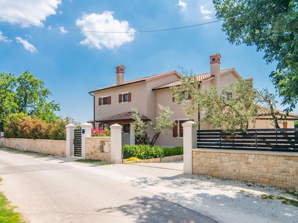 Nice and Spacious Villa With Pool and Garden in a Small Village Called Salambati Exterior