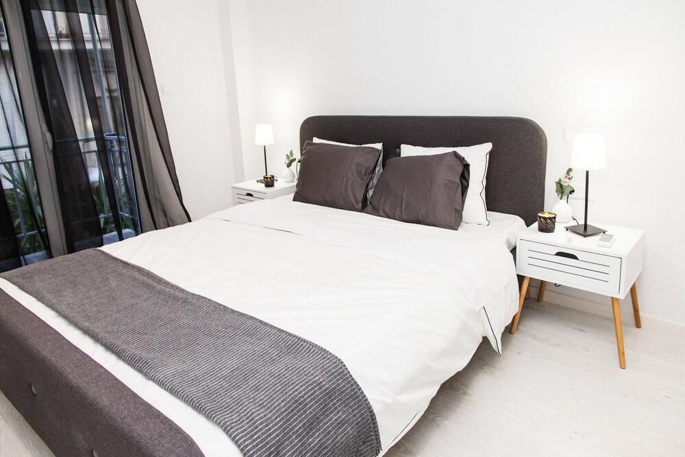 Modern Glamorous Apt in Athens DT Room