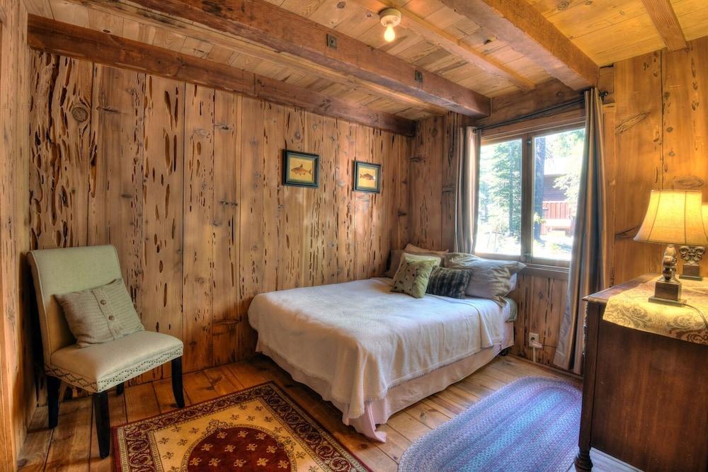 Charming Cascade Chalet Room