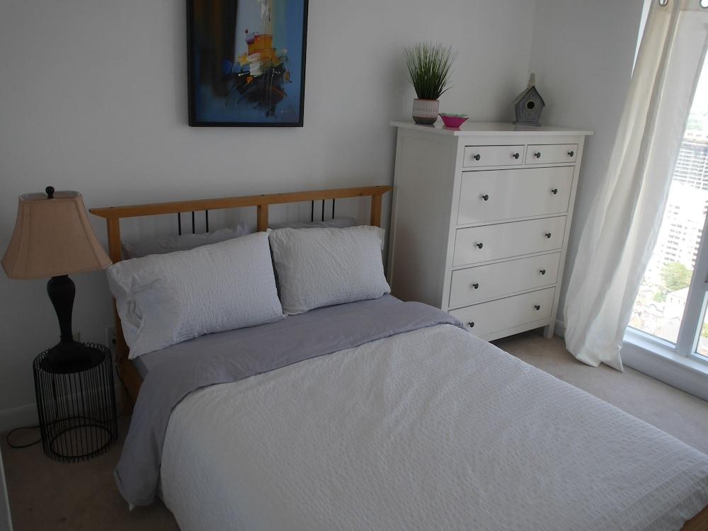 Gorgeous 2BR with Stunning Views Room