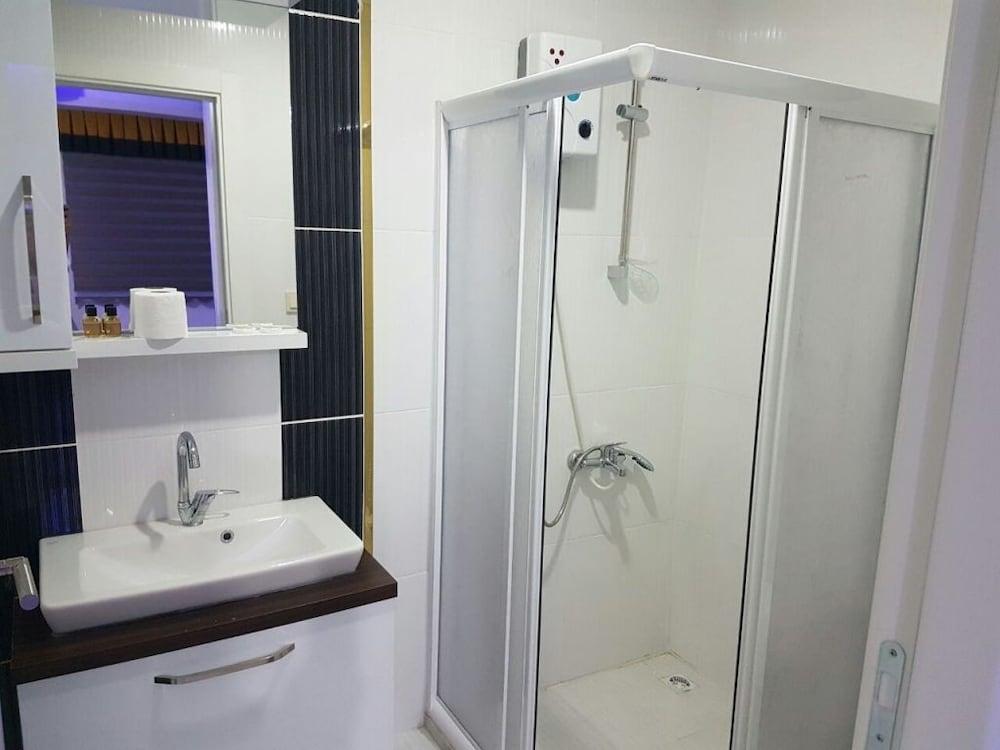 Lara Suit Bathroom