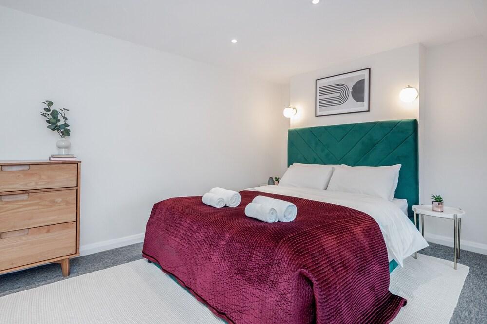 Stunning 2 Bedroom Duplex Apt in Center of Camden Room