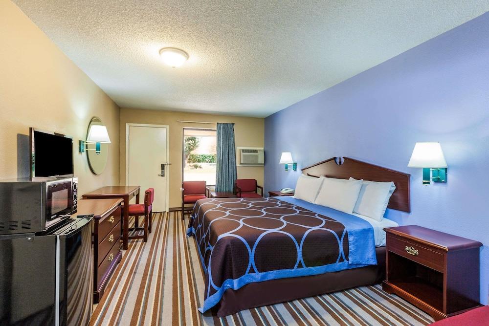 Super 8 by Wyndham Mt. Pleasant TX Room
