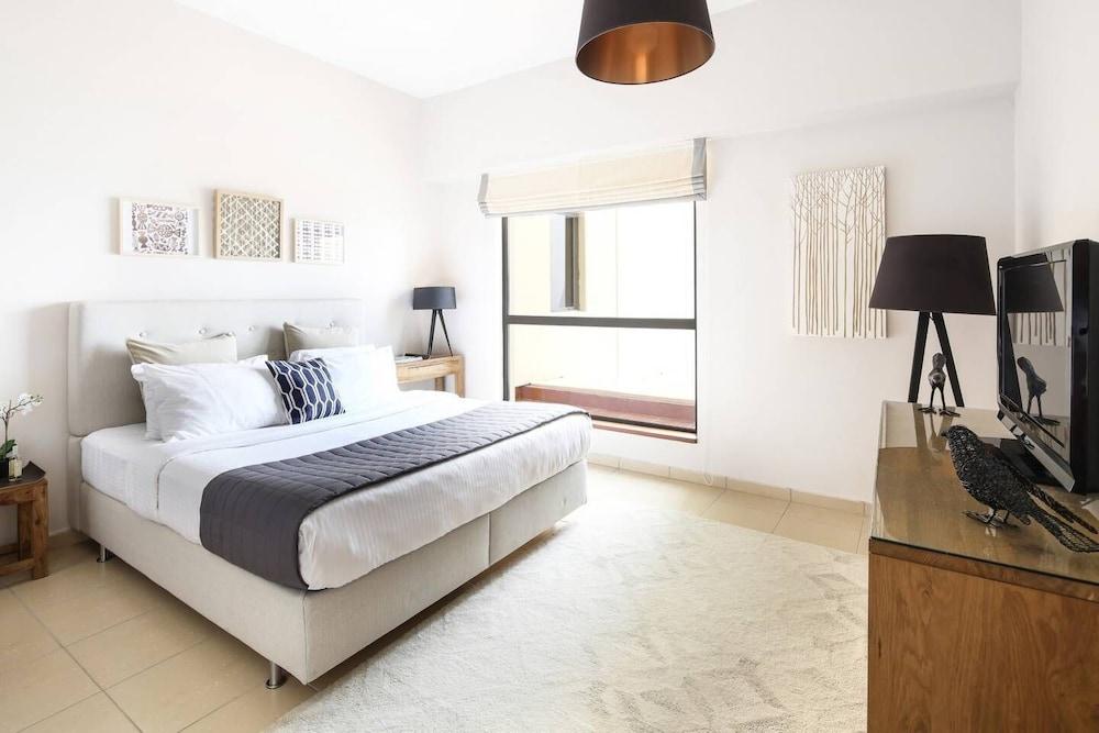 Full Sea View! Gorgeous 2BR in JBR - Sleeps 6! Room