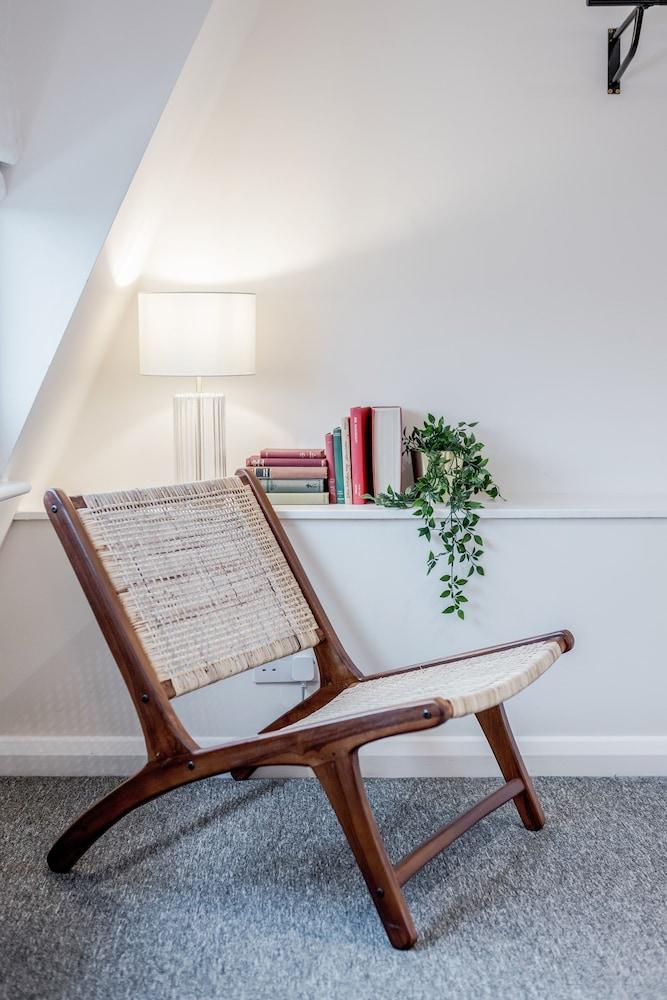 Stunning 2 Bedroom Duplex Apt in Center of Camden Lobby Sitting Area