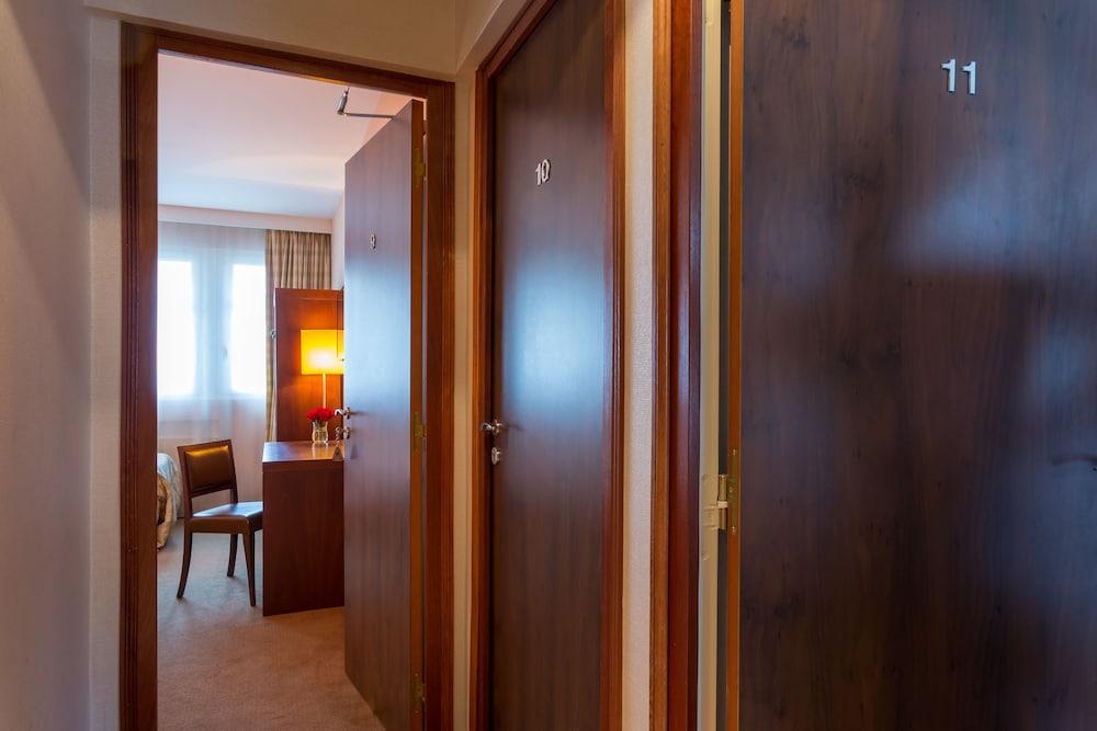 Hôtel Le Home Interior Detail