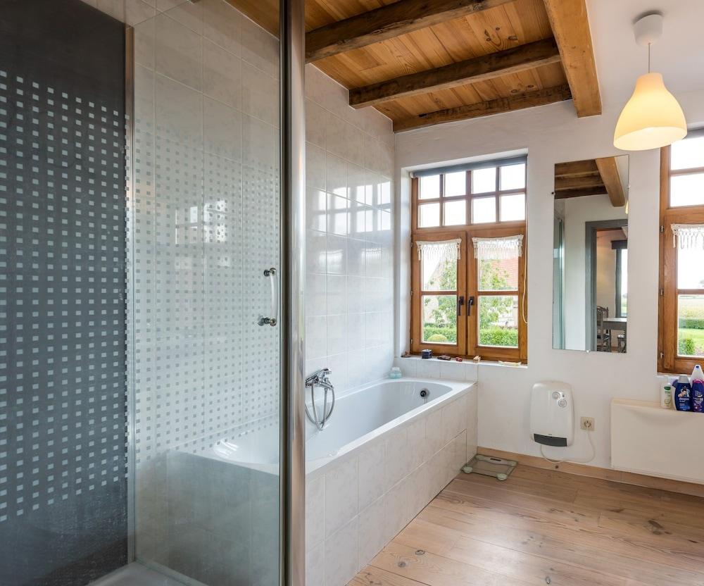 Flanders Fields Cottage Spar Bathroom
