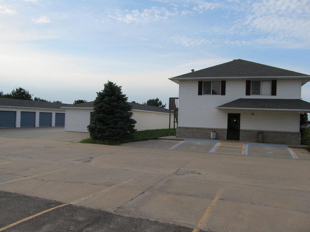 Sunset Inn & Suites Exterior
