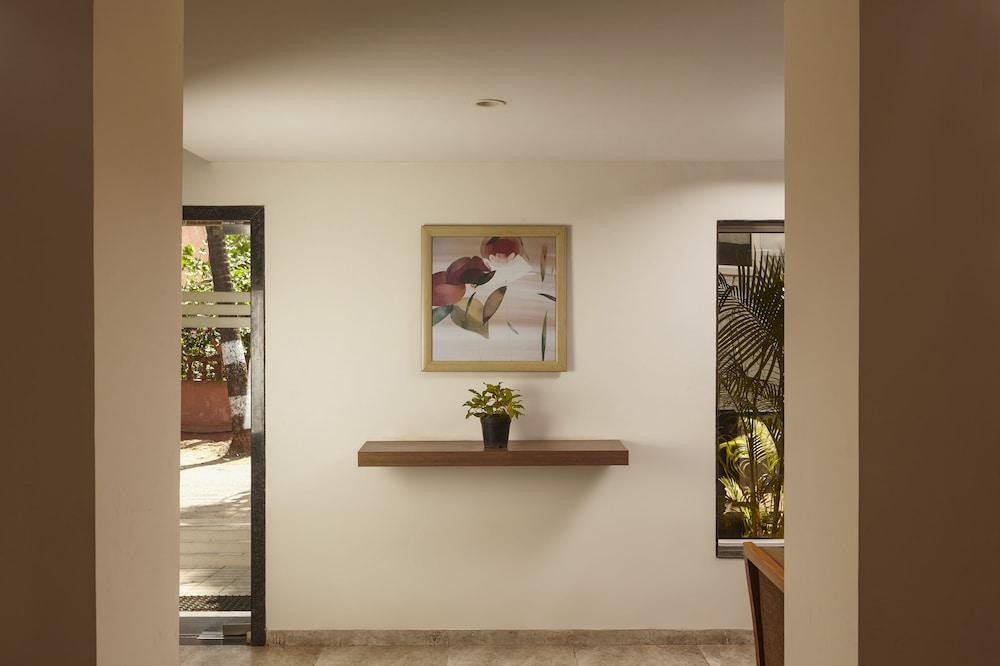 The Hawaii Comforts Lobby