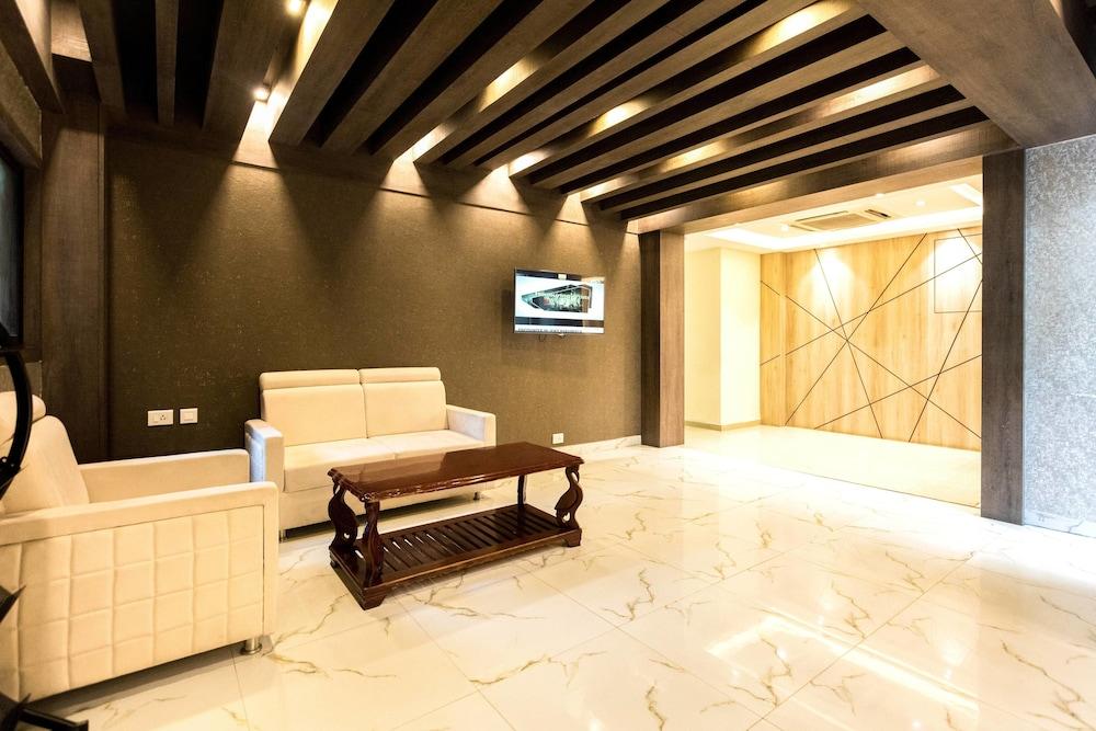 LYNQ CICO Lobby Sitting Area
