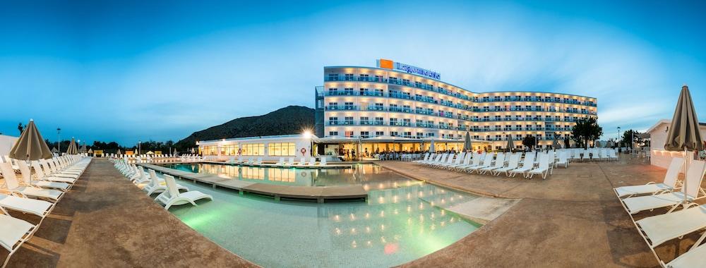 هوتل بيليفو لاجومونتي حمام سباحة مكشوف