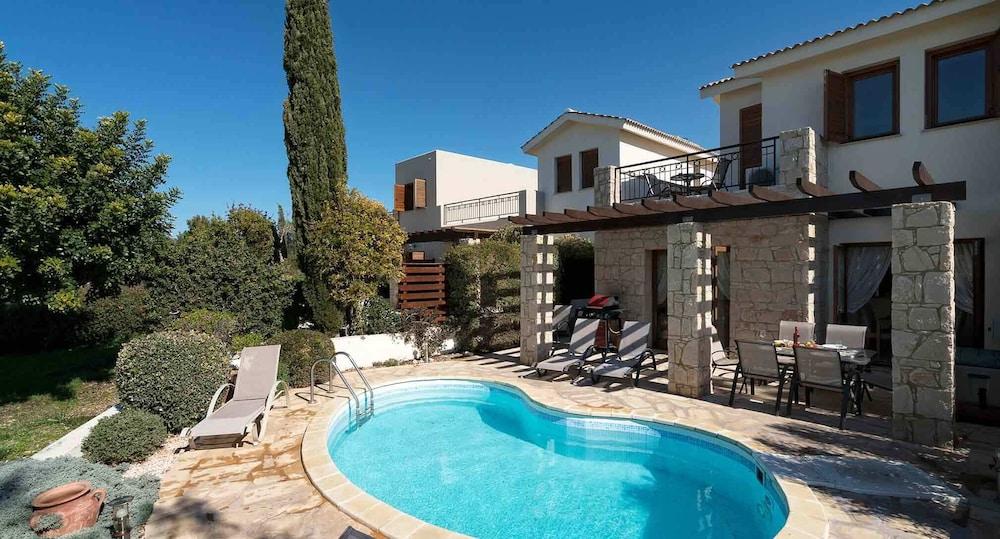 Lovely 2 bedroom Villa Kornos HG33 with private pool and golf course views, In the heart of Aphrodite Hills, near resort centre