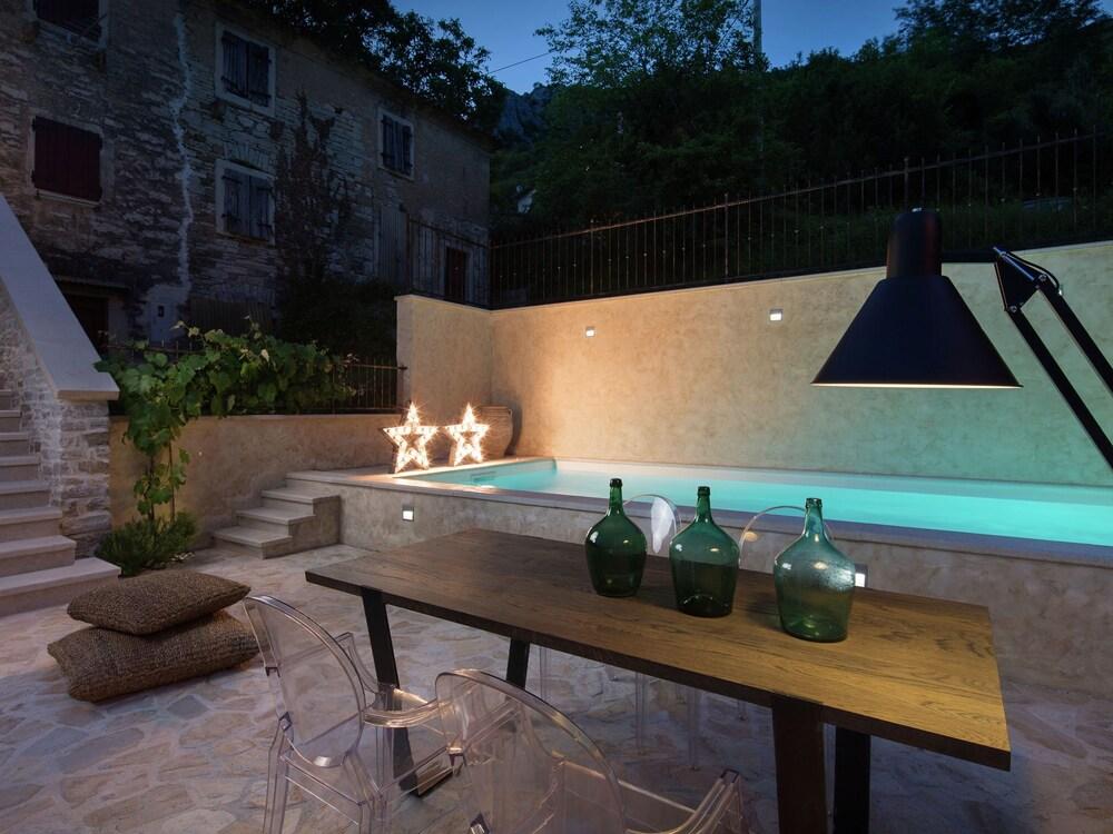 فيلا ويذ برايفت بول، تيراس، باربيكو، فيوز، إن بيكتر سكوي فيليدج زحليقة مائية