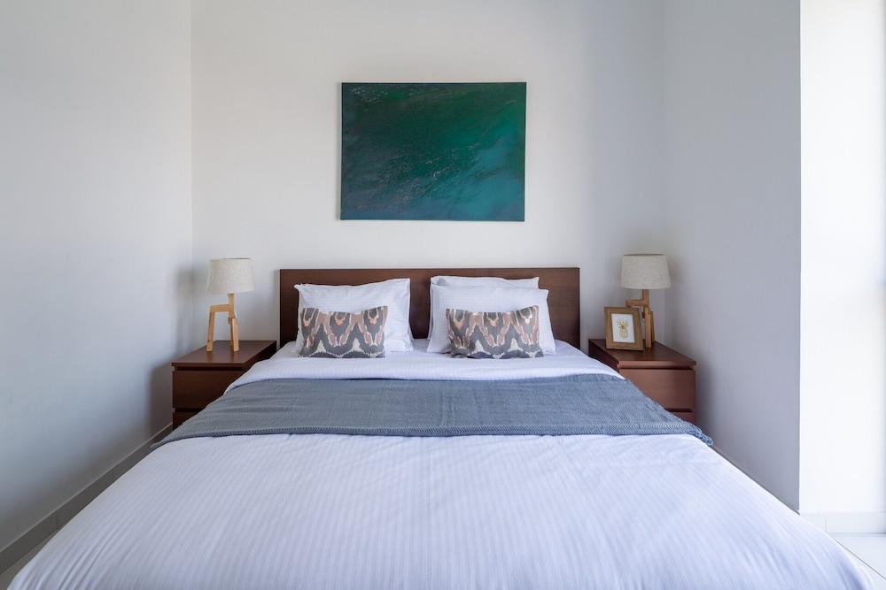 Gorgeous and Spacious 3BR With Full Marina Views! Room