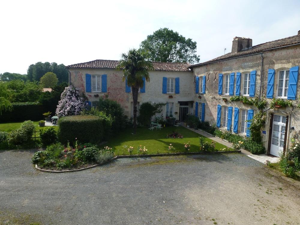 Le Logis de Faugerit Property Grounds