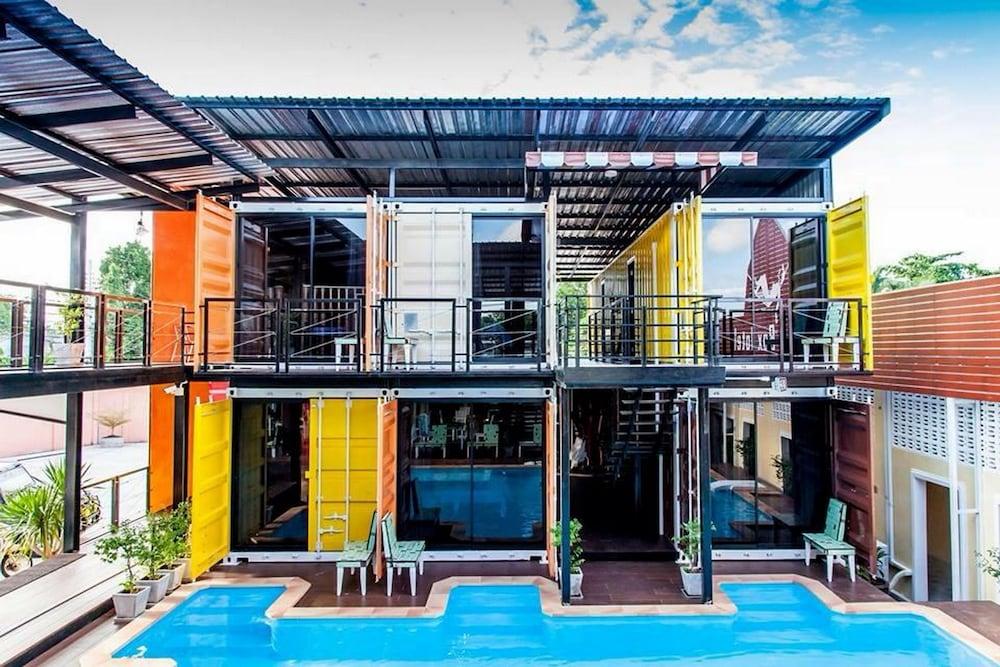 Retro Box Hotel Exterior