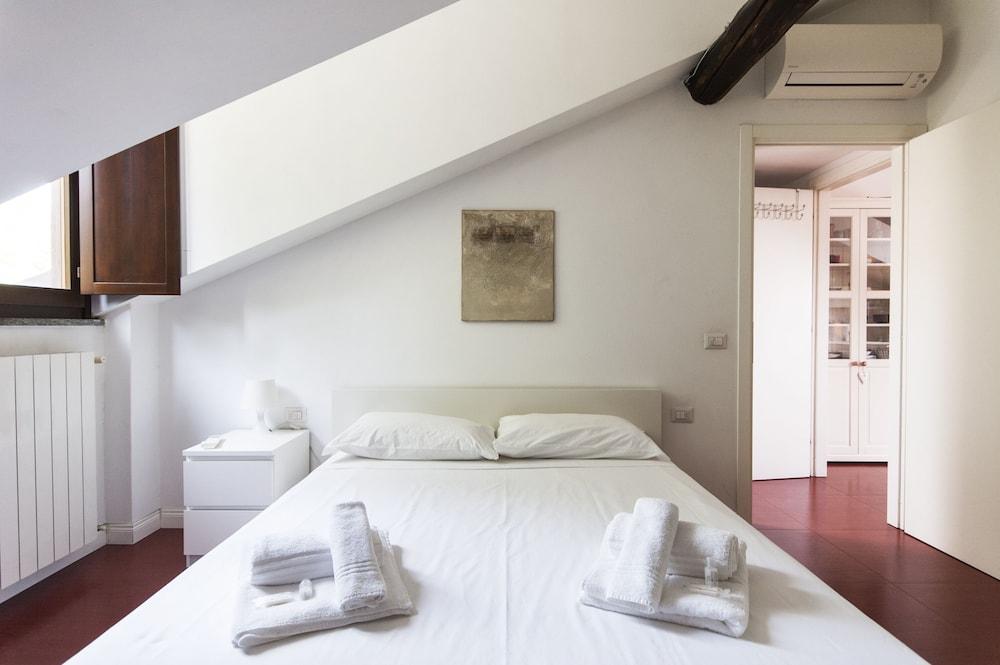 Intimate Attic Flat near Politecnico University Room