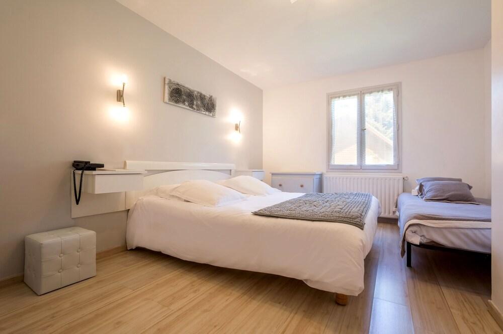 Logis Hôtel les Cèdres Bleus Room