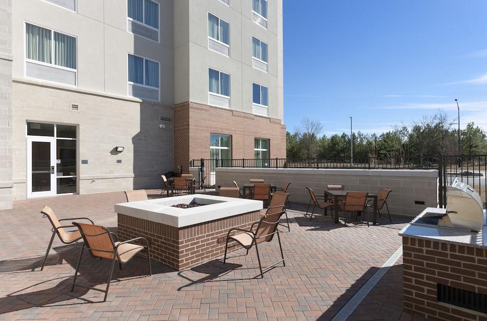 فيرفيلد إن آند سويتس روك هيل زحليقة مائية