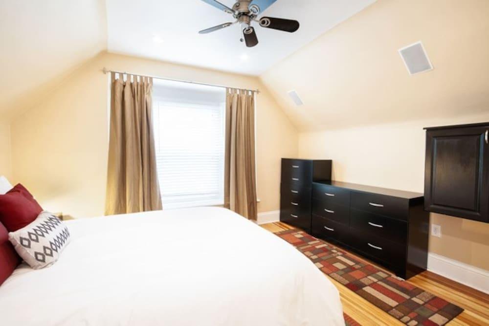 كاسا تيخون، سبلنديد صني سايد سيكلوجن هوت تب غرفة