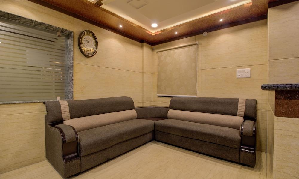 Treebo Sls Grand Lobby Sitting Area