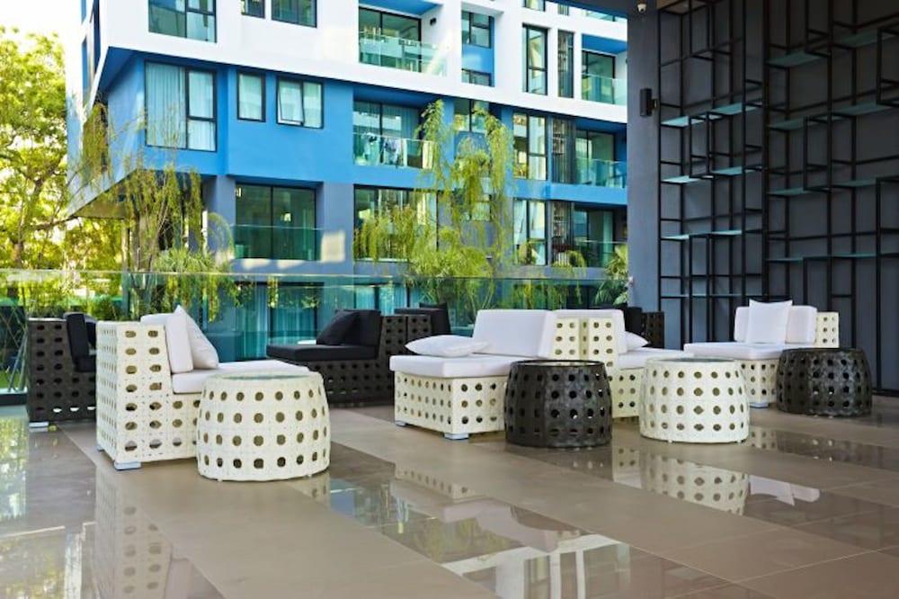 Acqua Condominium Interior Entrance