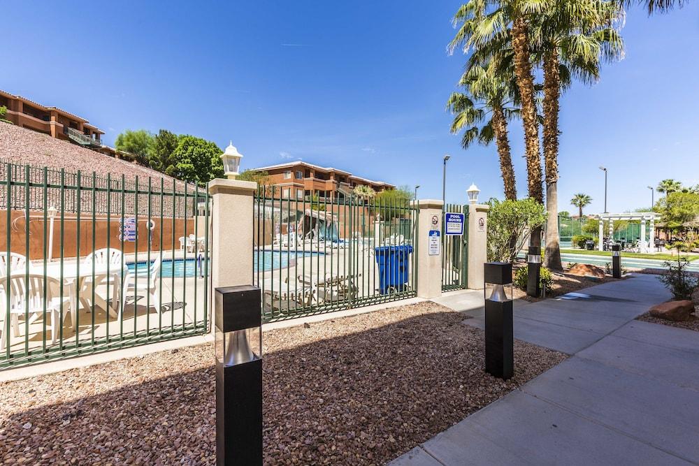 Mojave Edge Outdoor Pool