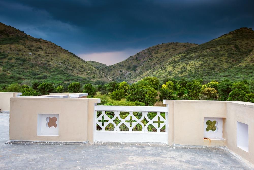 Zade Mount View Exterior