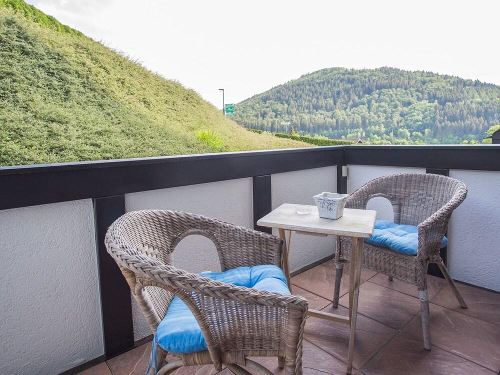 Cosy, Fully Furnished and Modern Flat at the Edge of the Forest Balcony