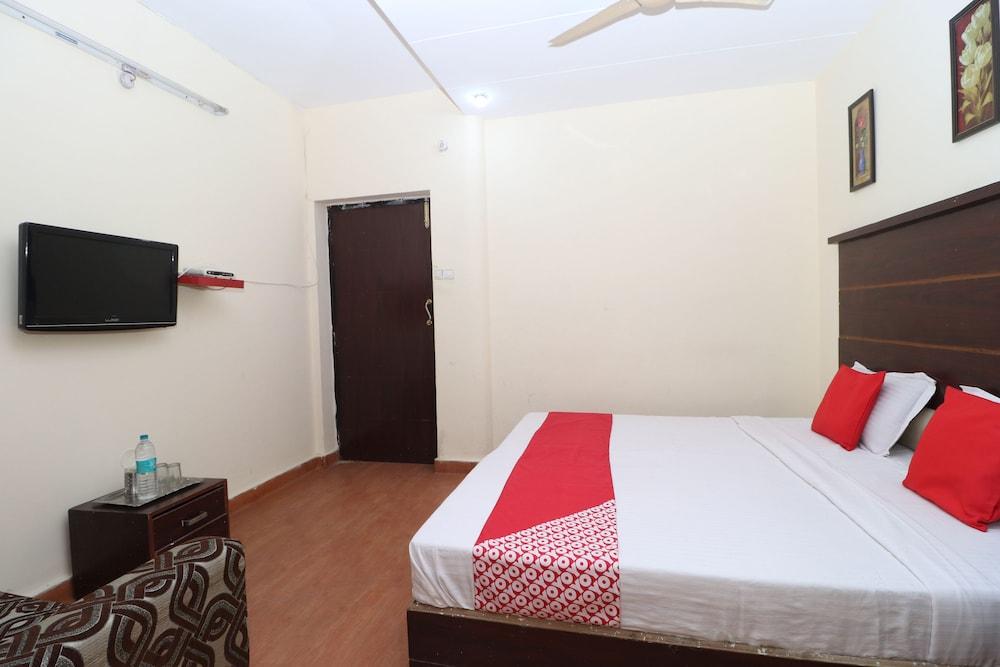 OYO 29852 Hotel Golden View Featured Image