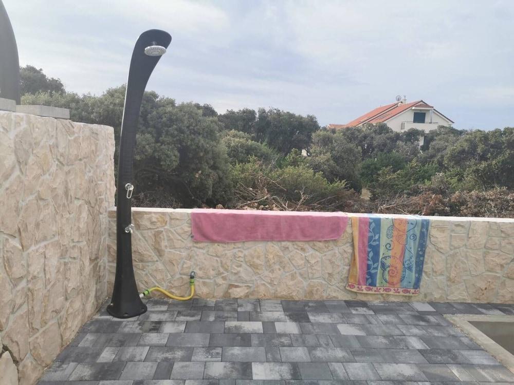 Luxurious 2-bed Appartment in Mandre With Pool Exterior
