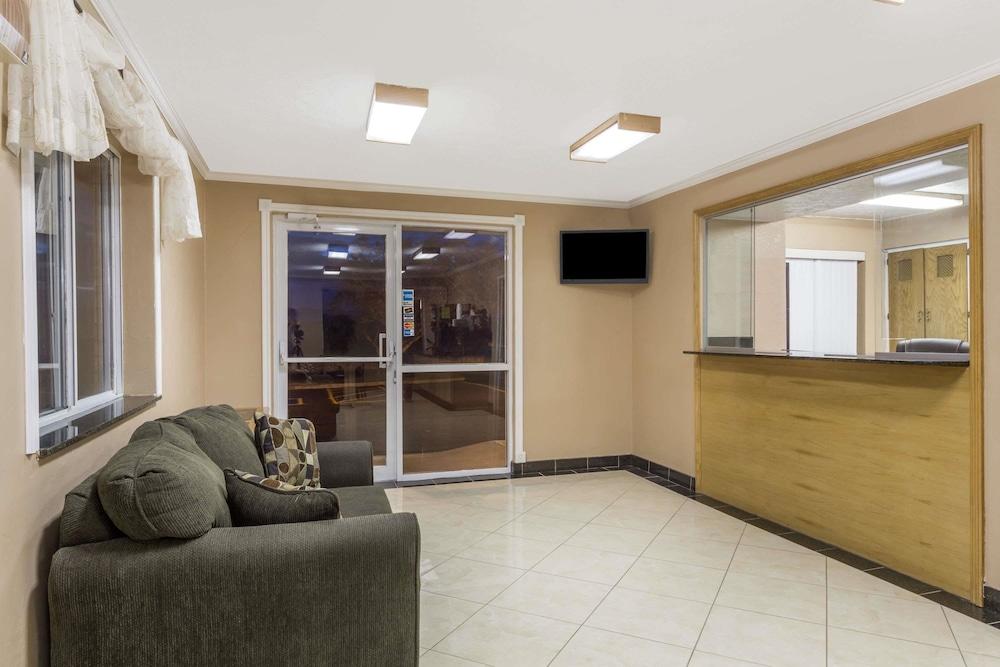 Super 8 by Wyndham Nephi Lobby